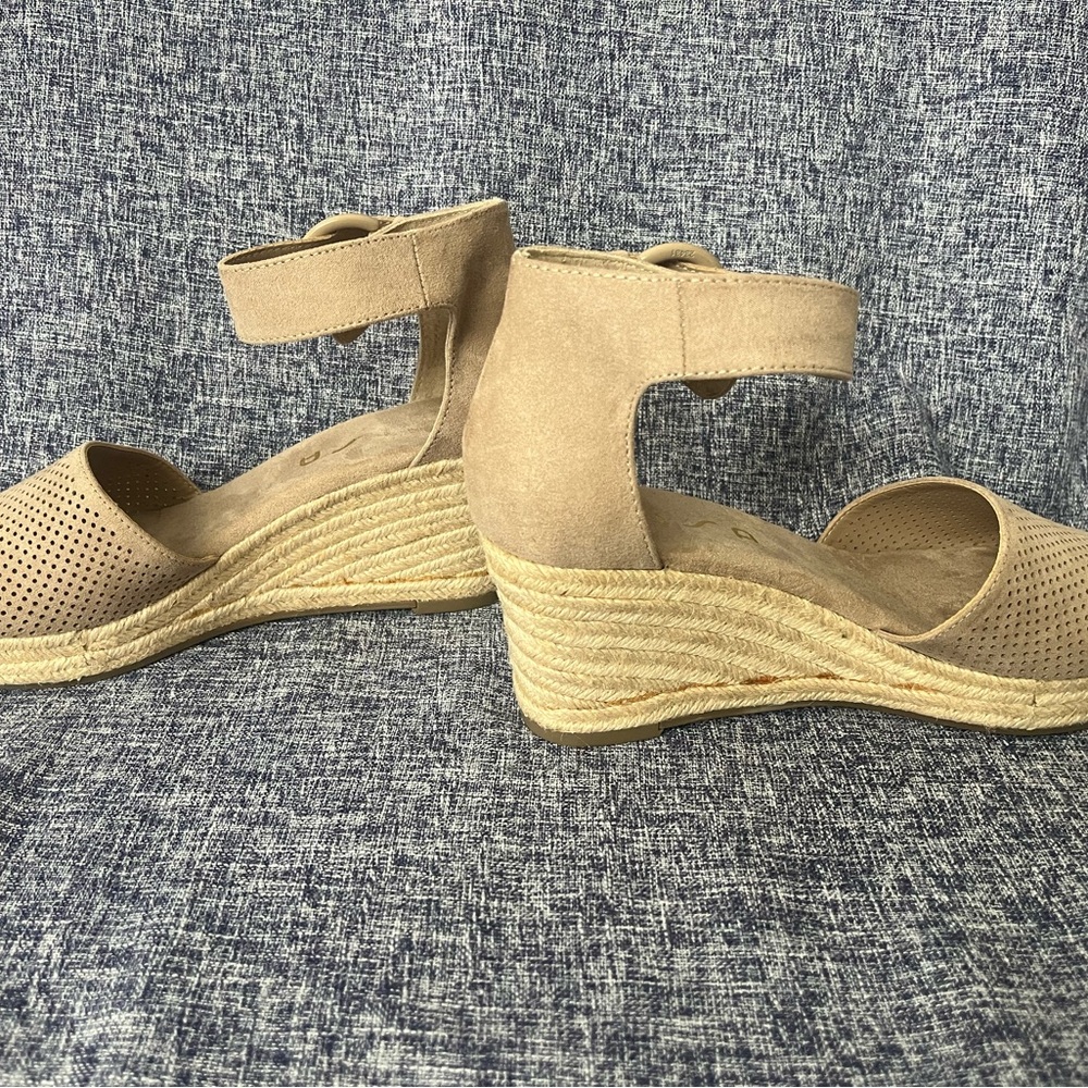 Unisa Unhazi wedge ankle strap sandal. Size 8 - Picture 2 of 4